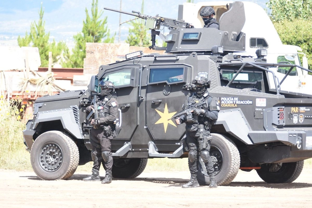 La carretera federal número 2, conocida como La Ribereña —que comunica a Piedras Negras con Nuevo Laredo— es escenario recurrente de enfrentamientos entre fuerzas de seguridad y grupos delictivos que operan en la región fronteriza.