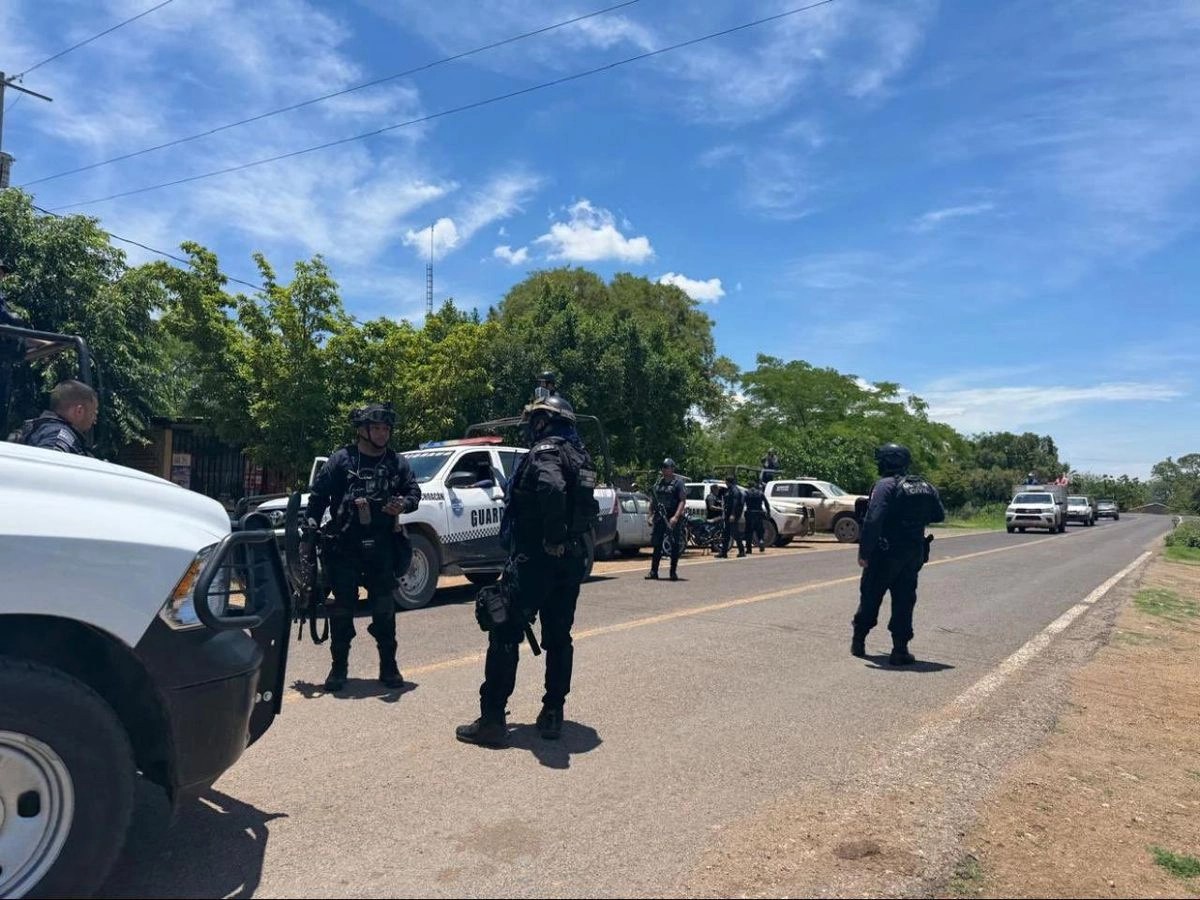La noche de este lunes, una patrulla militar realizaba un recorrido por las calles de Apatzingán cuando detectó un vehículo Jetta color blanco, placas NPL-8255 del estado de México. Los pistoleros dispararon contra los uniformados, quienes repelieron la agresión. 
