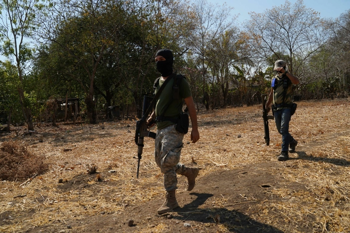 Durante los hechos sucedidos en la entrada de la cabecera municipal de Oxchuc se reportaron dos vehículos particulares incendiados. Foto La Jornada / archivo