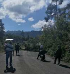 Partidarios y opositores del alcalde de Oxchuc, Chiapas, Alfredo Santis Gómez, se enfrentaron el jueves en la localidad de Pashtonticjá, por supuestas disputas políticas internas, ya que existen dos autoridades comunitarias, informó la FGE.Foto La Jornada