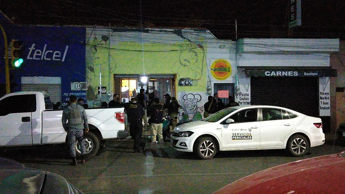 Elementos de la Procuraduría de Hidalgo realizan cateos en locales comerciales de Pachuca posiblemente relacionados al narcomenudeo. Foto Ricardo Montoya  