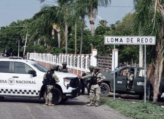 Efectivos del Ejército Mexicano y de la Guardia Nacional ayer, durante un operativo de seguridad en la comunidad Loma de Redo, municipio de Culiacán, Sinaloa, tras un enfrentamiento entre fuerzas armadas y civiles en esa localidad. Foto tomada de la página de Facebook De Quilá Soy 