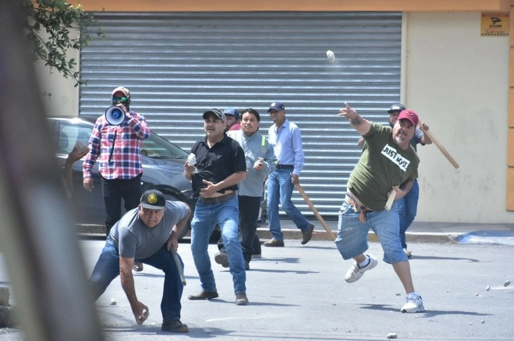 Trabajadores de la empresa que disputan el control del sindicato se enfrentaron con piedras, palos y otros objetos en las calles de Monclova, Coahuila. El conflicto empezó cuando integrantes del Sntmmssrm ingresaron al inmueble de la sección 38 y miembros del Sindicato Nacional Democrático, el cual tiene el contrato colectivo con AHMSA, arribaron para recuperar el recinto. Autoridades reportaron gran número de lesionados. Foto de Facebook Alerta Monclova Original 