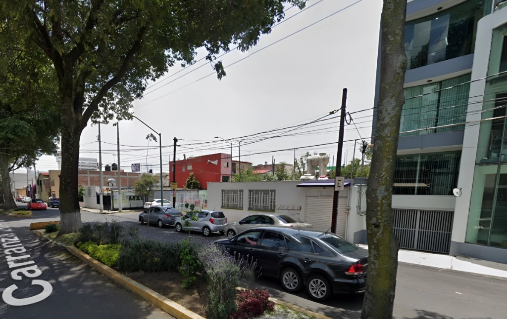 De acuerdo a los primeros reportes, tres elementos de la Secretaría de Seguridad del Estado de México conducían un auto, presuntamente en estado de ebriedad, sobre la avenida Venustiano Carranza y el entonque con Justo Sierra, cuando los municipales les marcaron el alto, intentaron darse a la fuga y activaron armas de fuego. Foto tomada de Google Street View / Archivo