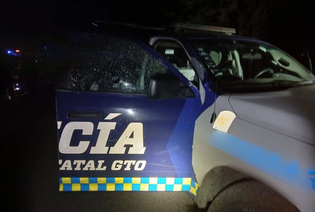 En el enfrentamiento, dos policías resultaron heridos; uno es reportado como grave, y dos presuntos criminales fueron lesionados.