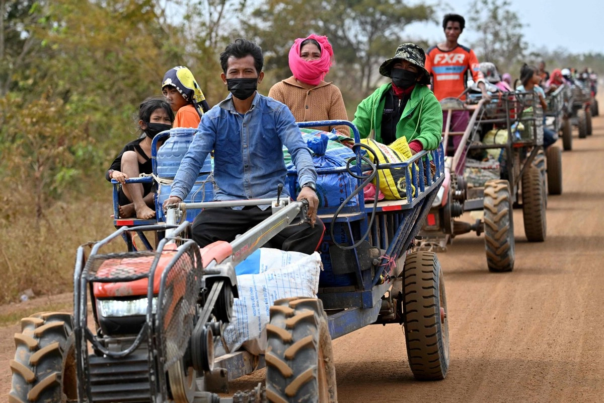 Ciudadanos camboyanos evacuan la provincia Siem Reap a causa de los enfrentamientos en la frontera con Tailandia, el 10 de diciembre de 2025. Foto 