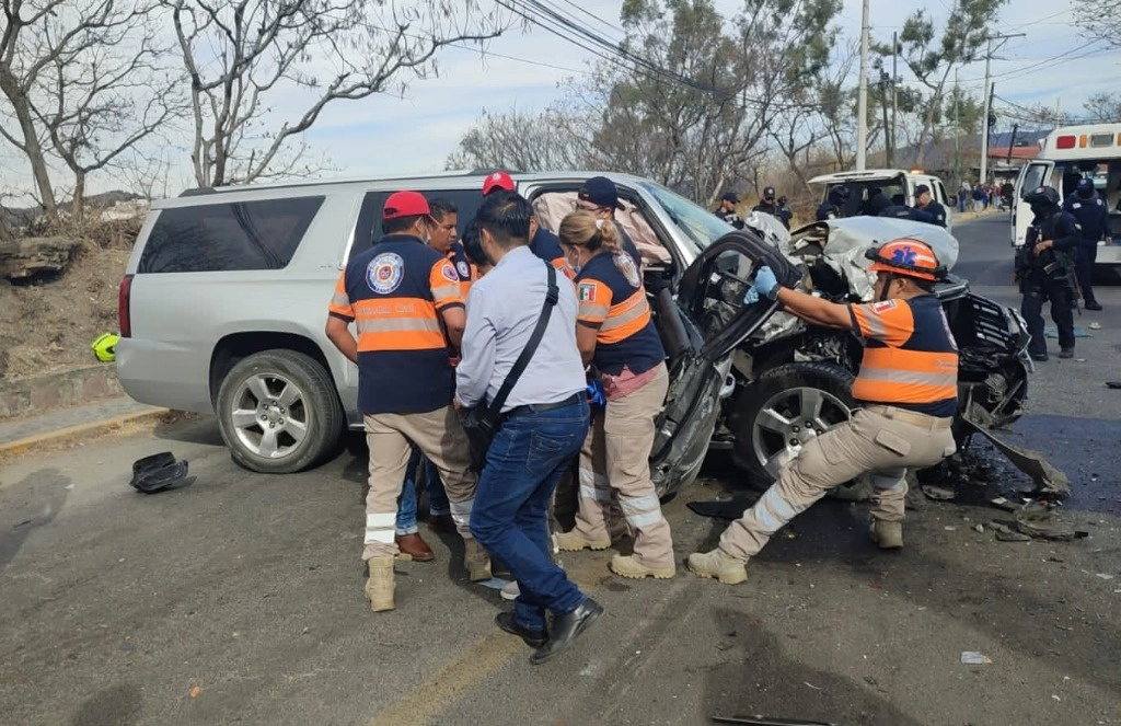 Dos sujetos que asaltaron en una motocicleta una pollería se toparon con la camioneta en la que viajaban el alcalde Mario Figueroa y sus escoltas. Los guardaespaldas persiguieron a los agresores, lo que provocó un tiroteo, que la unidad oficial chocara con otro vehículo y el aparato de los maleantes derrapara. Uno de los delincuentes murió y el otro quedó herido. Foto 'La Jornada'