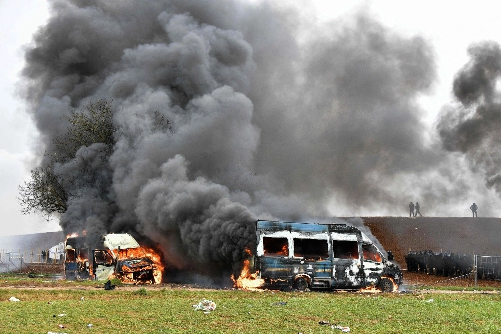 En Sainte-Soline, Francia, un auto de la policía fue incendiado durante una protesta contra embalses de riego usado en los campos agrícolas. Foto Afp