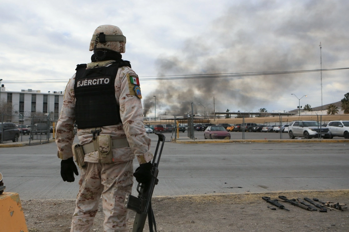 Tras el motín en el penal de Cd. Juárez se registraron enfrentamientos en las calles entre policías y presunto delincuente. Foto Ap