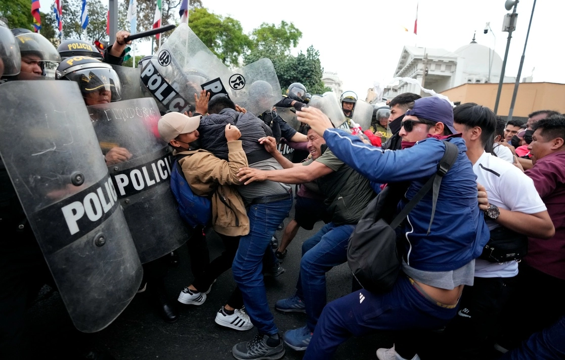 Simpatizantes del defenestrado Pedro Castillo se enfrentaron a la policía en Lima. En plazas céntricas se han concentrado los partidarios, quienes demandan la restitución del profesor rural. Foto Ap