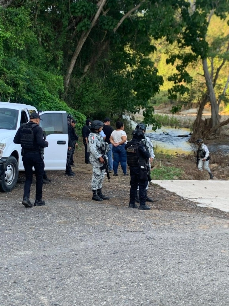 Luego de los enfrentamientos reportados en Tecpan, Guerrero, autoridades de seguridad desplegaron un operativo y detuvieron varias personas. Foto La Jornada 