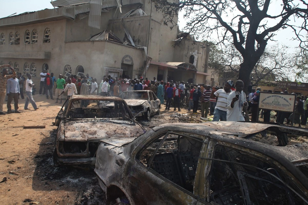 Coches quemados en el lugar de una explosión en Nigeria tras un enfrentamiento entre grupos rivales. 