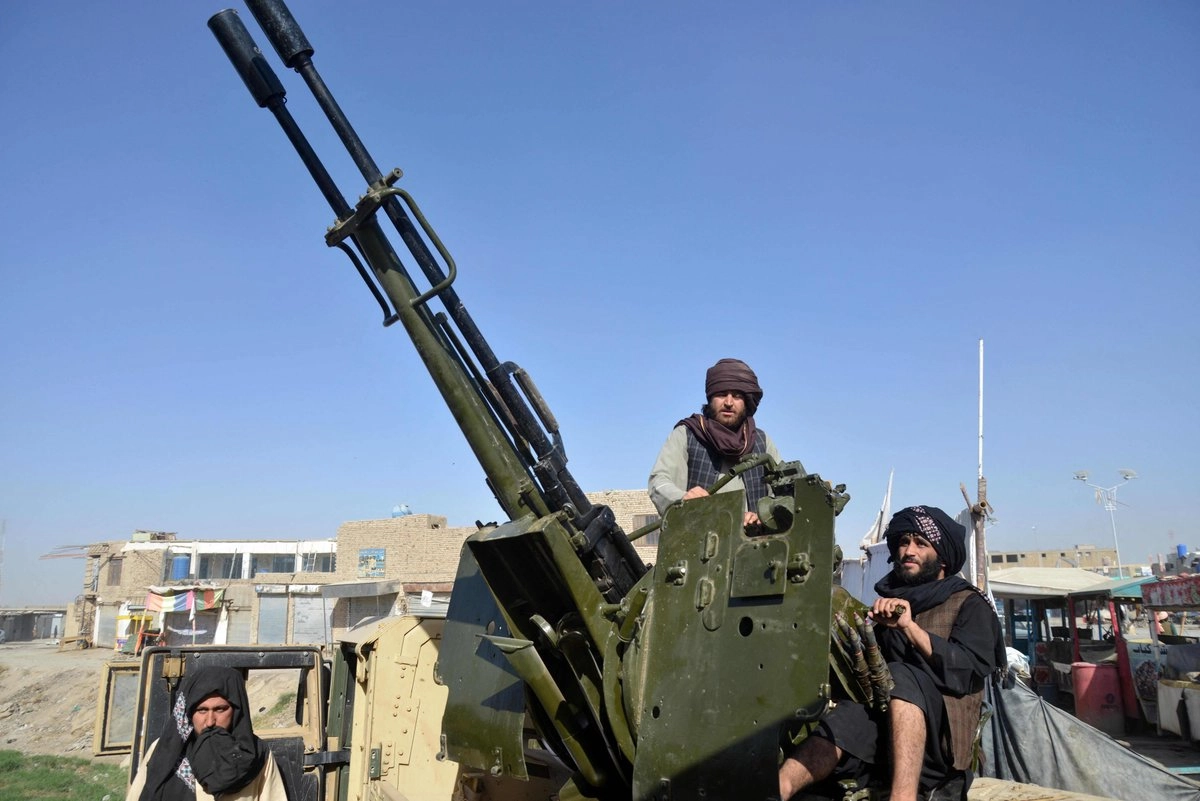 Personal de seguridad talibán opera un cañón antiaéreo mientras vigila el cielo en busca de ataques aéreos pakistaníes, en el distrito de Spin Boldak, provincia de Kandahar, el 15 de octubre de 2025. Foto 