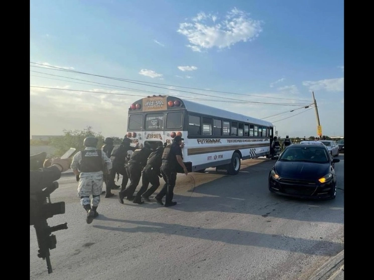 Los municipios de Matamoros, Reynosa, San Fernando, Cruillas, Jiménez, Soto La Marina y Méndez, en Tamaulipas, fueron escenario de enfrentamientos entre grupos delincuenciales, los cuales realizaron varios bloqueos que causaron pánico entre la población. Foto ‘La Jornada’