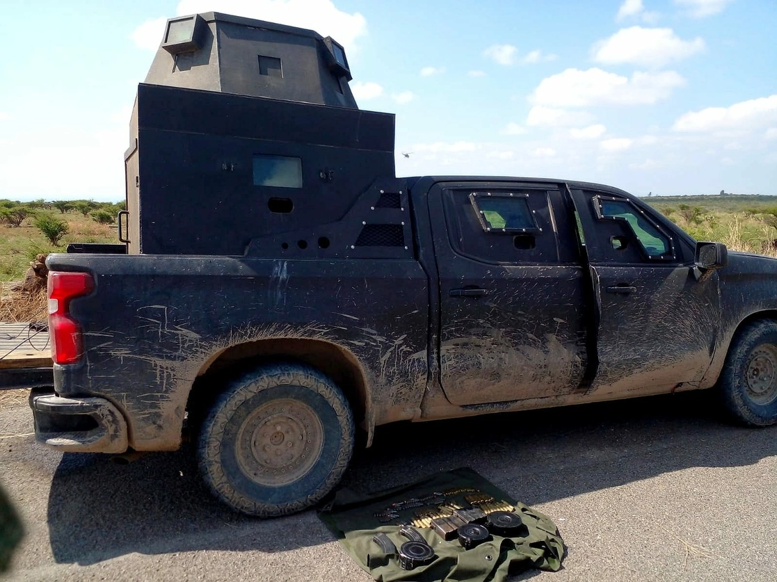 Entre otros vehículos, utilizaron también una unidad con blindaje hechizo, de las conocidas como “monstruos”. Foto La Jornada