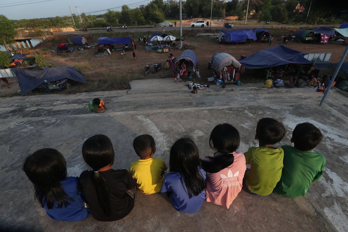 Niños desplazados en Srei Snam tras huir de sus hogares con sus familias en la frontera de Camboya con Tailandia, el 9 de diciembre de 2025. Foto 