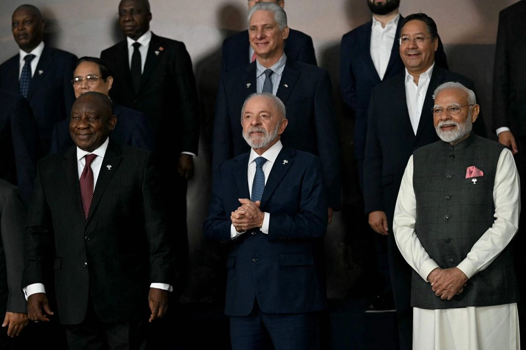 De la segunda fila a la primera: el primer ministro de Vietnam, Pham Minh Chinh; los presidentes de Cuba, Miguel Díaz-Canel; Bolivia, Luis Arce Catacora, Sudáfrica, Cyril Ramaphosa, Brasil, Luiz Inácio Lula da Silva, y el premier de India, Narendra Modi, durante la clausura del cumbre del BRICS en Río de Janeiro. 