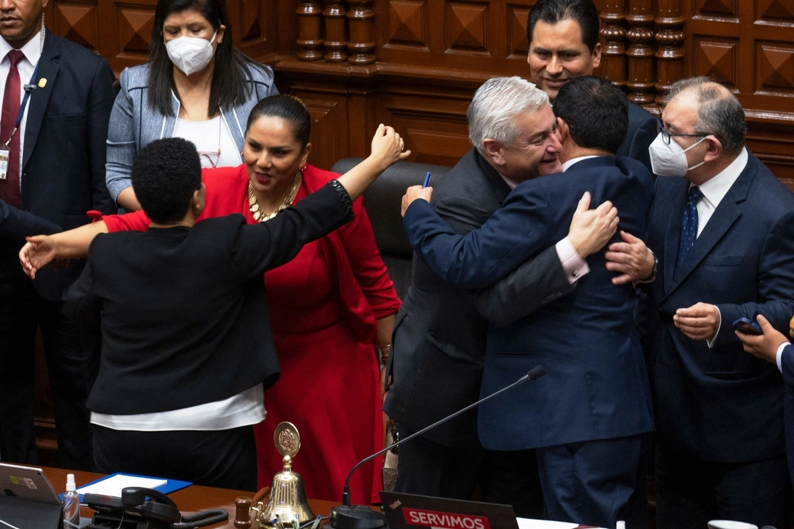 Los integrantes de la mesa directiva del Congreso peruano son felicitados por legisladores luego de destituir al presidente Pedro Castillo por “permanente incapacidad moral”. Foto Afp