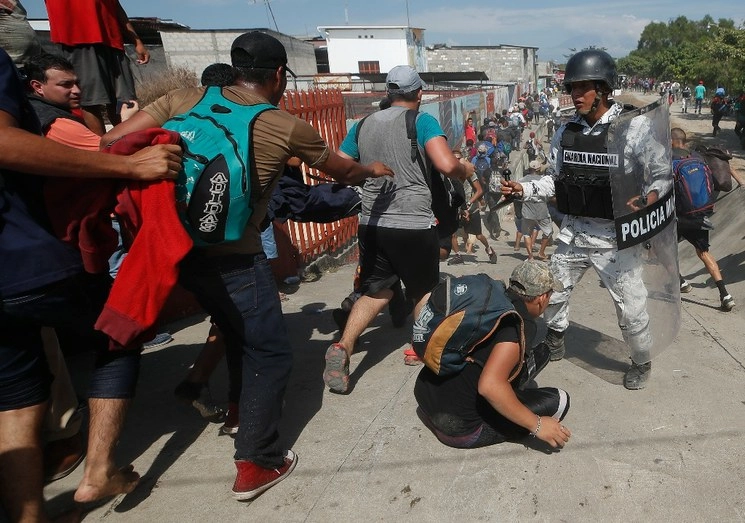 Migrantes centroamericanos tras cruzar el río Suchiate. Foto Víctor Camacho