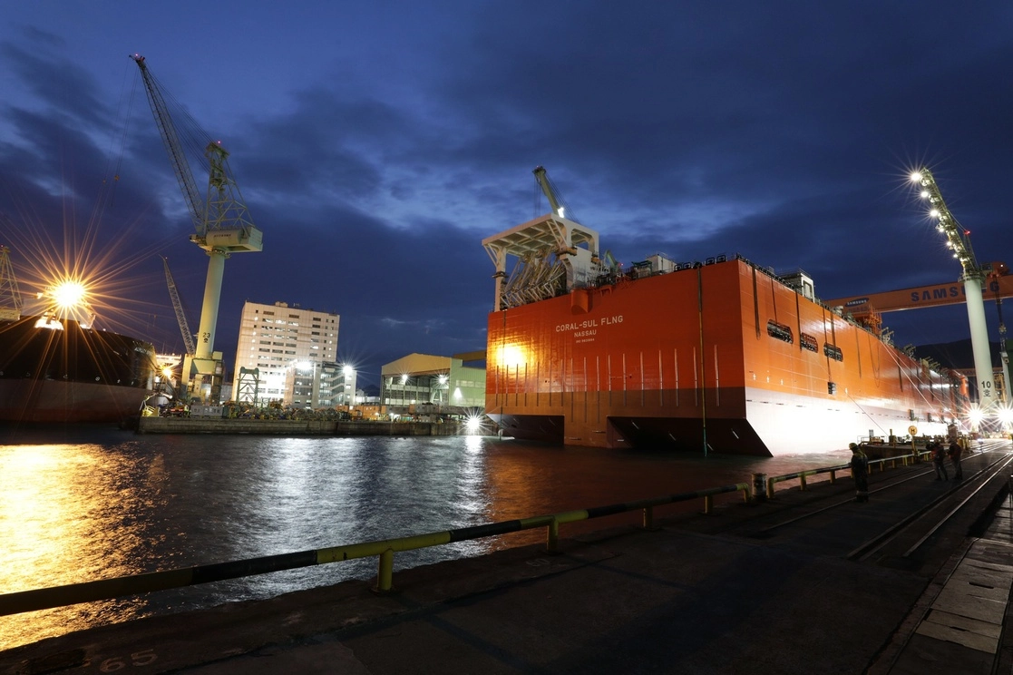 Coral Sul FLNG, unidad flotante de gas natural licuado. Imagen tomada de Facebook @Eni