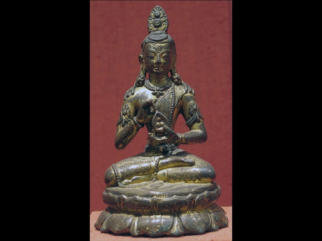 Bodhisattva, pieza que data del siglo 12, originaria del Valle de Katmandú, Nepal, "regalo de Spink & Son Ltd. y Douglas A. J. Latchford", al Museo Metropolitano de Nueva York en 1989. Foto tomada del sitio https://www.metmuseum.org