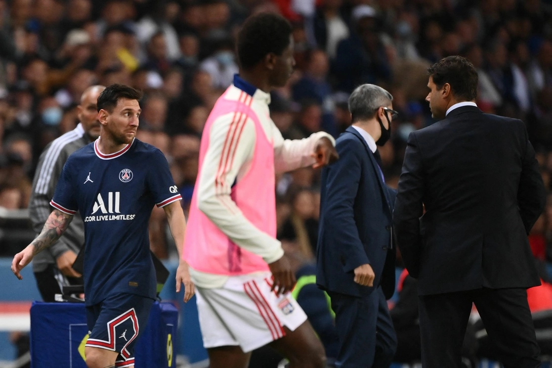 Cruce de miradas entre Lionel Messi y Mauricio Pochettino. Foto Afp