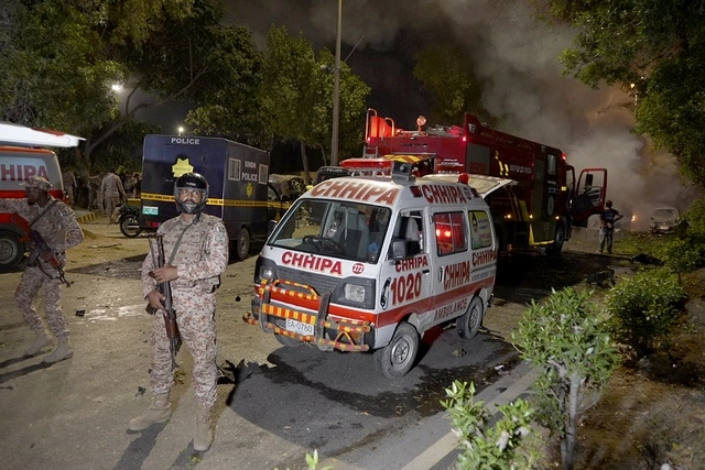 La policía y el gobierno provincial dijeron que un tanquero estalló afuera del aeropuerto, el más grande de Pakistán. Foto Ap