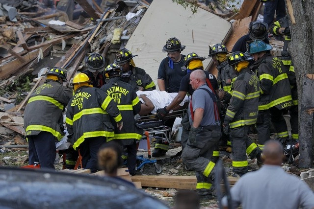 Bomberos de Baltimore sacan a una persona que había quedado atrapada bajo los escombros tras una gran explosión. Foto Ap 