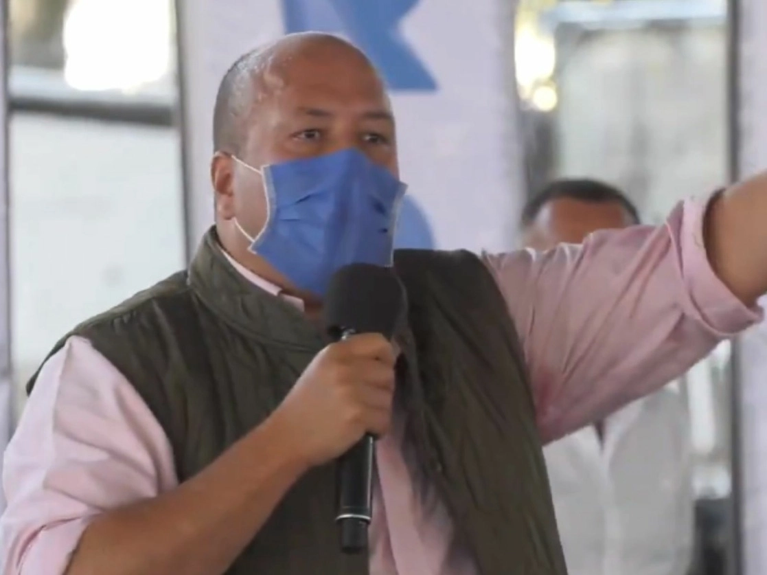 Enrique Alfaro, gobernador de Jalisco, durante una consulta realizada a ganaderos sobre los recortes presupuestales de la entidad efectuada por el gobierno federal. Imagen tomada del Twitter de @EnriqueAlfaroR
