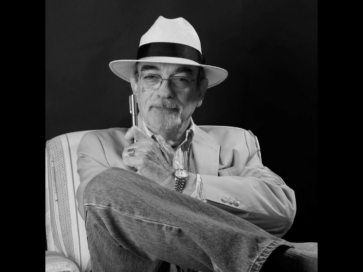 “Tengo en el tintero a otros 10, una lista muy suculenta, refirió Cortazar Gaytán, en la imagen. El libro se publicó en 2022 con el sello de la UANL. Foto tomada de la página de Facebook del autor chihuahuense 