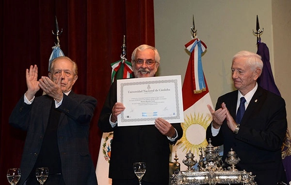 El rector del UNAM, Enrique Graue (c) tras ser investido como doctor Honoris Causa de la UNC. Foto DGCS UNAM
