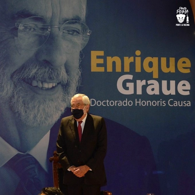 El rector de la UNAM, Enrique Graue tras recibir el reconocimiento. Foto DGCS UNAM