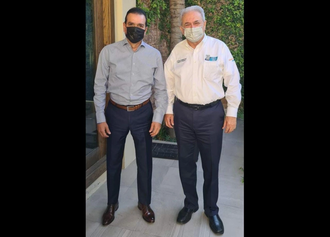 El alcalde con licencia, Enrique Rivas, acompañado del presidente municipal en funciones, Arturo Sanmiguel. Foto La Jornada