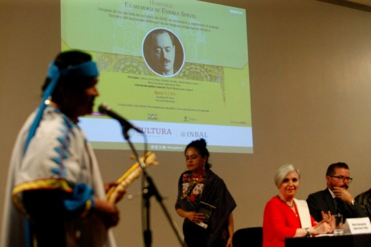 El poeta raramuri Martín Makawi toca el chapareuqe, durante su participación en el homenaje al escritor y poeta, Enrique Servin, realizado en el Palacio de Bellas Artes. 
Foto Roberto García Ortiz 