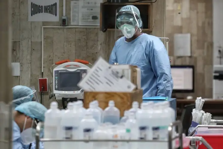 Personal médico dentro de la zona de urgencias en el Hospital Juárez de México. Foto Marco Peláez