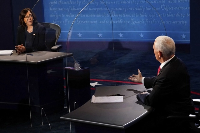 La senadora Kamala Harris (izq)durante el debate con el vicepresidente Mike Pence (der). Foto Ap 