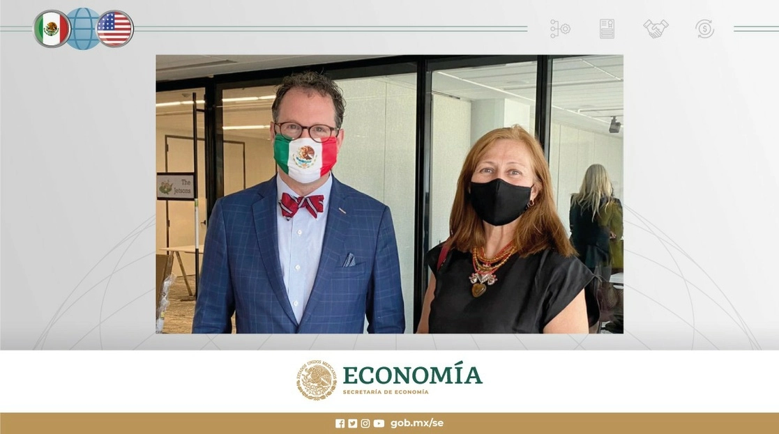 Tatiata Clouthier, titular de la SE, y Jason Oxman, presidente del Consejo de la Industria de Tecnología de la Información. Foto tomada del Twitter de @SE_mx