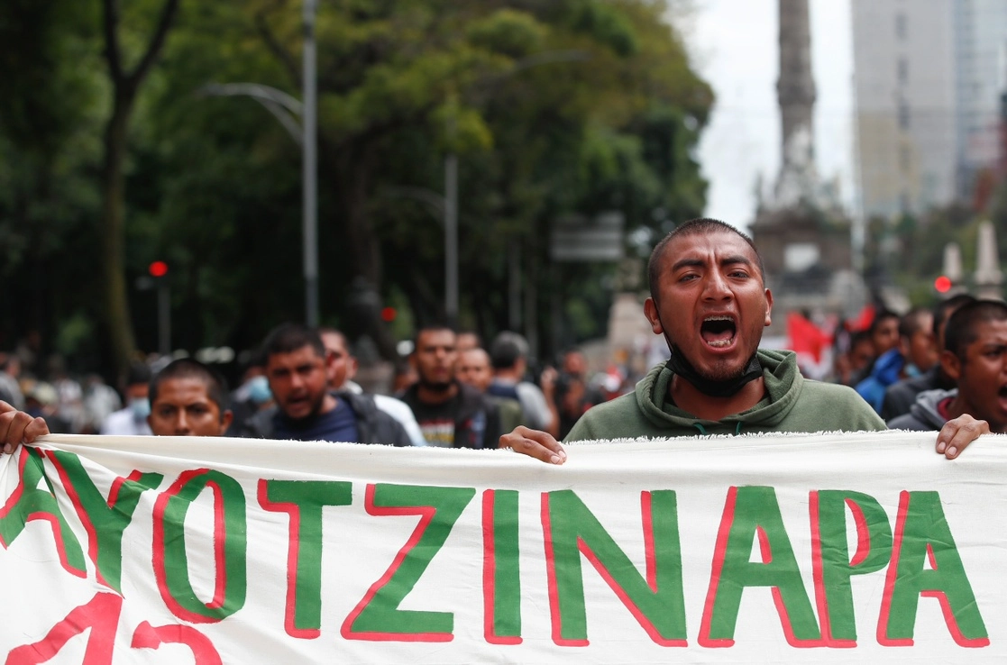 Familiares y amigos de los 43 normalistas desparecidos de Ayotzinapa marcharon del Ángel de la Independencia al Hemiciclo a Juárez, en la Ciudad de México, el 26 de agosto de 2022. Foto Víctor Camacho