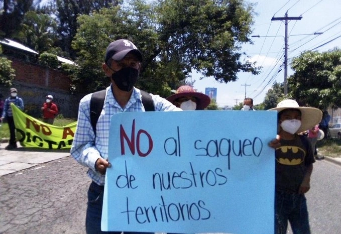 Personas durante una protesta por el saqueo de territorios en imagen de archivo. Foto tomada de la cuenta de Twitter 