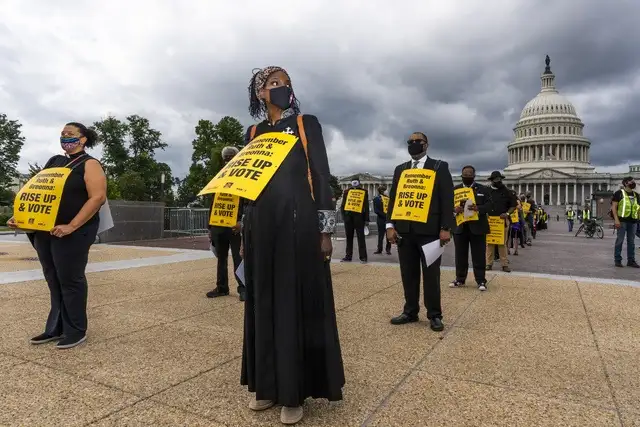 Líderes de varias fes marchan en silencio en memoria de las jueza Ruth Bader, hoy en Washington. Foto Ap 