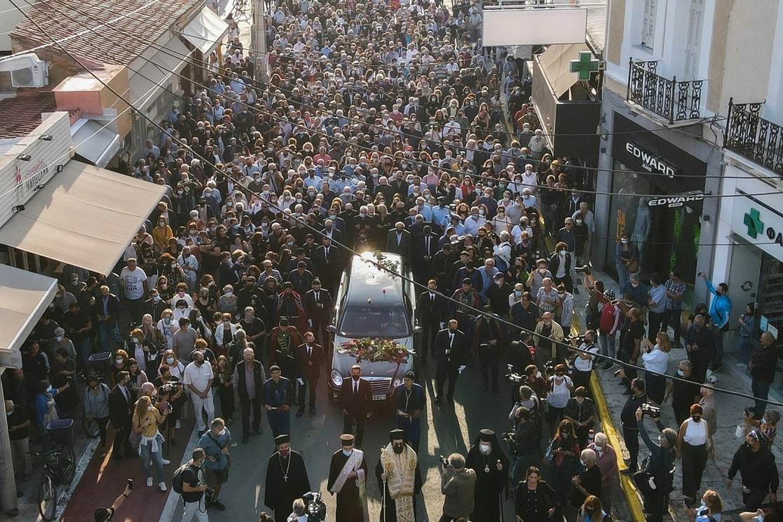 Miles de cretenses se reunieron alrededor del cortejo fúnebre que trasladó los restos del compositor Mikis Theodorakis al cementerio de Gálatas en la isla de Creta. para rendirle homenaje al "gran embajador" de Grecia, según palabras del primer ministro de ese país, el 9 de septiembre de 2021. Foto Afp 