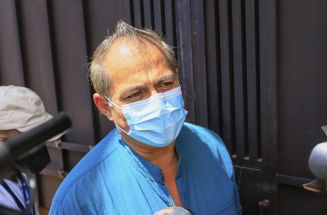  Edwin Alfonso Olivares, padre de Victoria Salazar, dando una 
breve declaración a los representantes de los medios de comunicación a la llegada del cuerpo de su hija. Foto Xinhua/ cedida por la presidencia de El Salvador