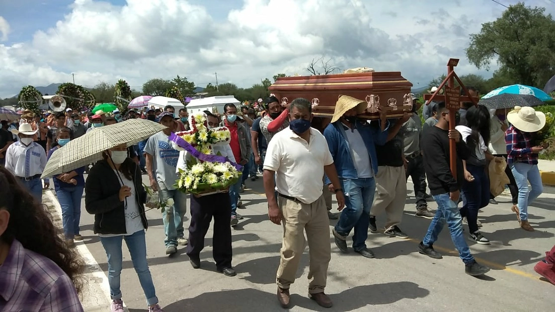 Al entierro llegaron decenas de personas. Foto Juan Ricardo Montoya 