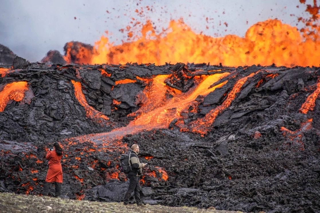 Personas acuden a observar la erupción del volcán Fagradalsfjall, al sureste de Islandia. Foto Ap