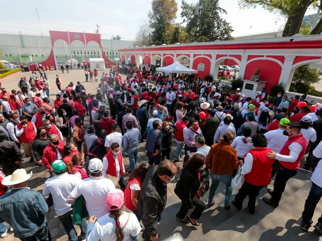 Dos grandes coaliciones contenderán: Va por México y Juntos Haremos Historia. En la imagen, militantes priístas acudieron a la inscripción de aspirantes a presidentes municipales en el estado de México, el pasado de 22 de febrero de 2021. Foto Cuartoscuro