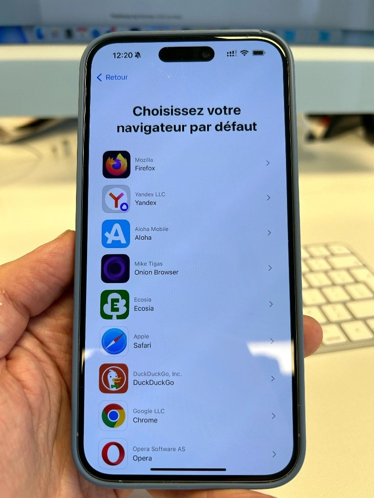 Se muestra un mensaje emergente para elegir un navegador en la pantalla de un iPhone, en Bruselas, Bélgica, el miércoles 6 de marzo de 2024. Foto Ap