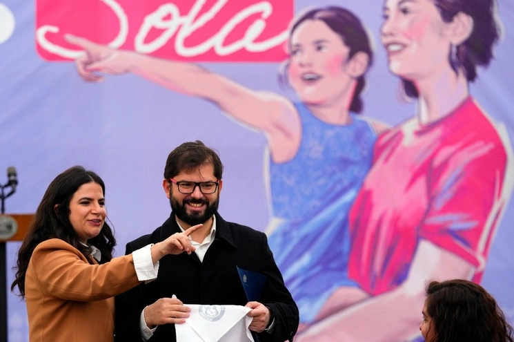 El presidente de Chile, Boric, y la ministra de la Mujer, Antonia Orellana, asisten a un evento de promoción de la nueva ley titulada: "Ley de responsabilidad parental y pago efectivo de pensiones alimentarias" frente al palacio presidencial de La Moneda en Santiago de Chile. Foto AP