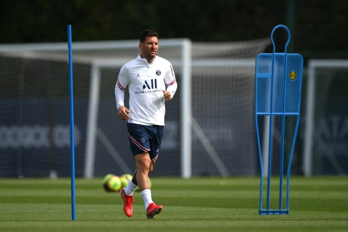 El delantero argentino, Lionel Messi, participa en una sesión de entrenamiento en el campo de entrenamiento del club de fútbol Camp des Loges Paris Saint-Germain en Layes. Foto Afp