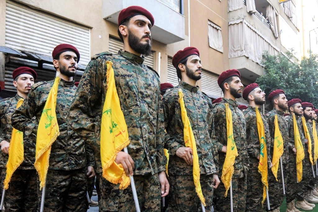 Combatientes de Hezbollah en el funeral de Ibrahim Aqil, uno de los altos líderes del movimiento islamista, asesinado durante un bombardeo israelí. Foto Afp
