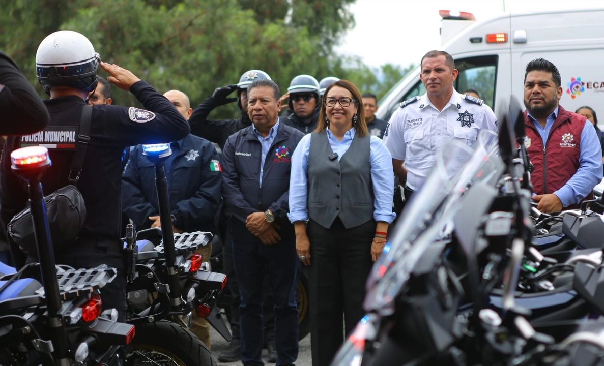 La presidenta municipal, Azucena Cisneros Coss dio el banderazo de salida de las motopatrullas en el parque ecológico Ehecatl, con las cuáles podrán llegar más rápido, actuar mejor y cubrir más territorio. Foto 